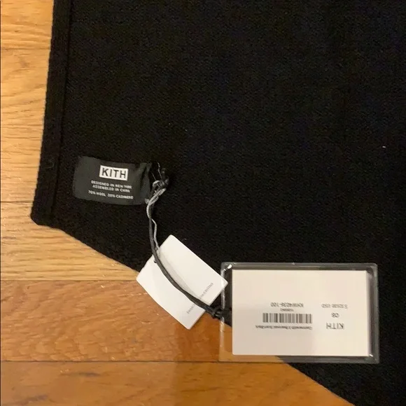 - BRAND NEW SCARF